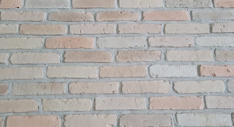 Stare cegły na ścianę i elewacje – płytki ceglane w kolorze piaskowym z dodatkiem płytek z cegły w kolorze pastelowej pomarańczy Płytki ze starej cegły na ścianę w kolorze piaskowym z dodatkiem płytek z cegły w kolorze pastelowej pomarańczy