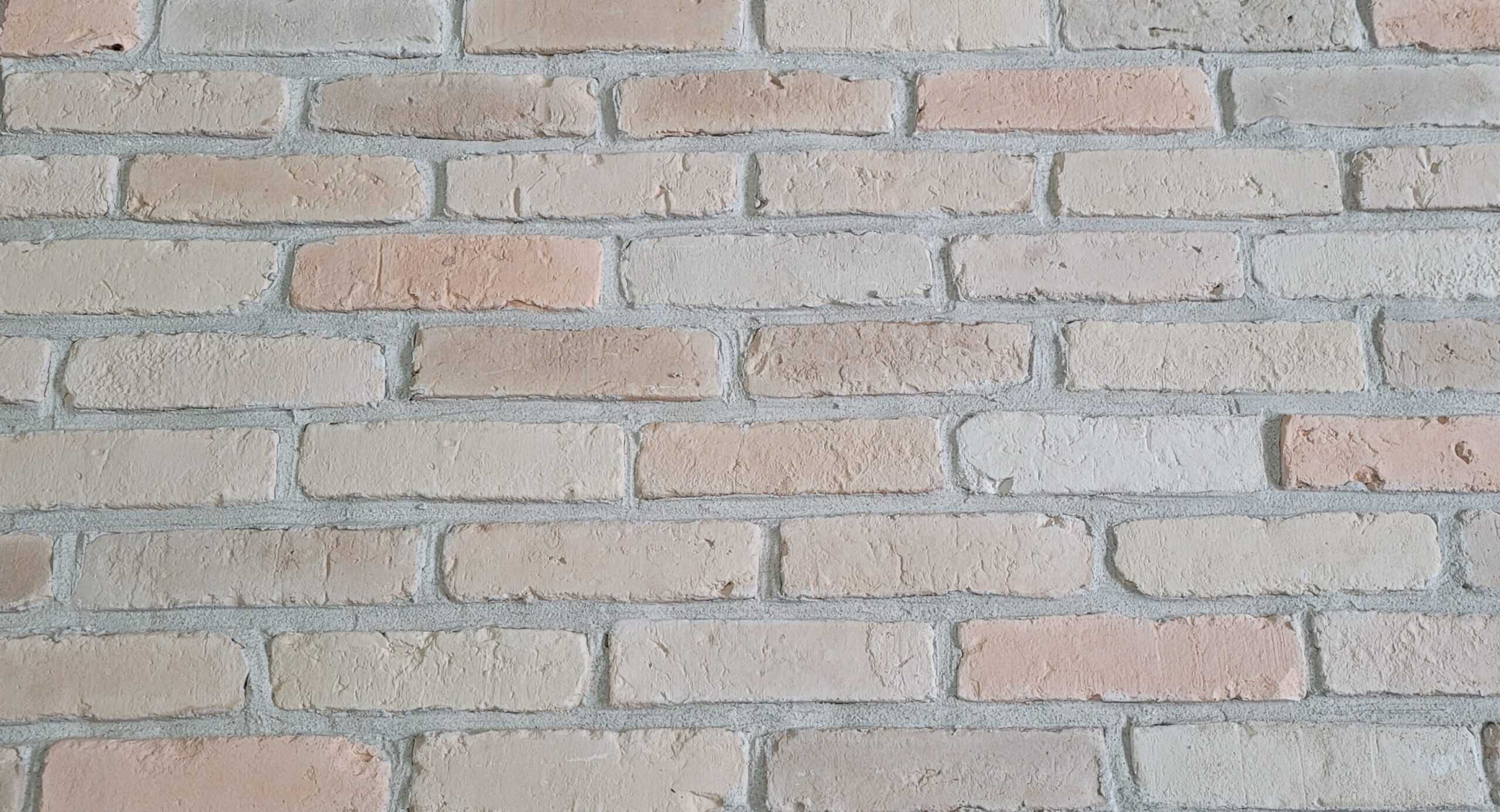 Stare cegły na ścianę i elewacje – płytki ceglane w kolorze piaskowym z dodatkiem płytek z cegły w kolorze pastelowej pomarańczy Płytki ze starej cegły na ścianę w kolorze piaskowym z dodatkiem płytek z cegły w kolorze pastelowej pomarańczy