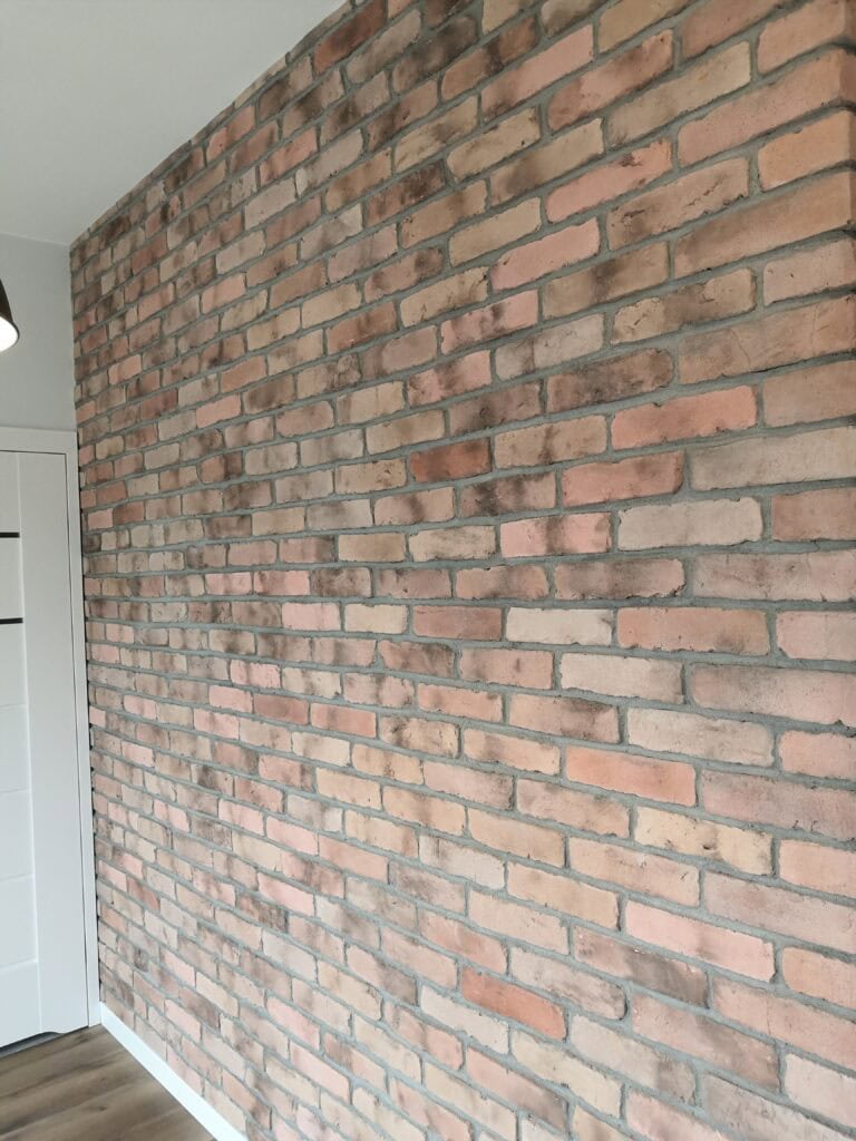 Płytki ceglane z barwionego betonu – piękno 100 letniej starej cegły przy wykorzystaniu nowoczesnych technologii Płytki ceglane zrobione z betonu do ich wykonania użyto form ze starych cegieł w jasnych kolorach